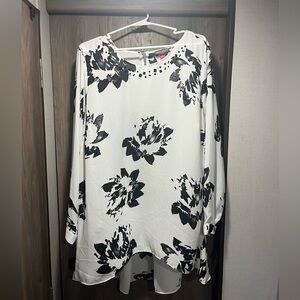 Vince Camuto Loose tunic blouse black floral